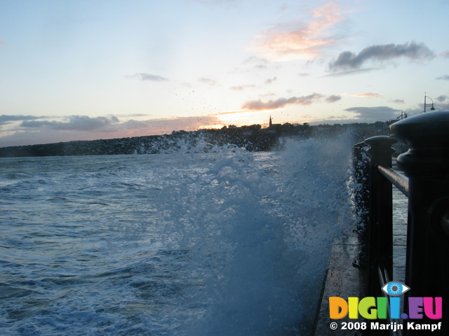 25578 Waves at quay